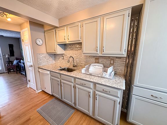 5th image of 3030 Stratford Ct