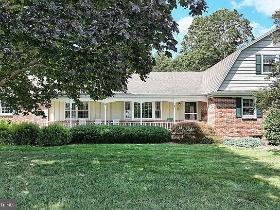 3rd image of 12 Stoneridge Dr