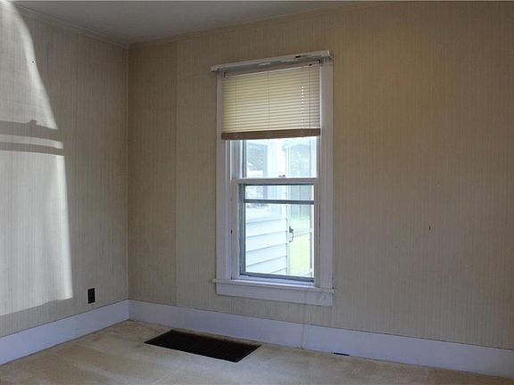 2nd image of 6 E Franklin St