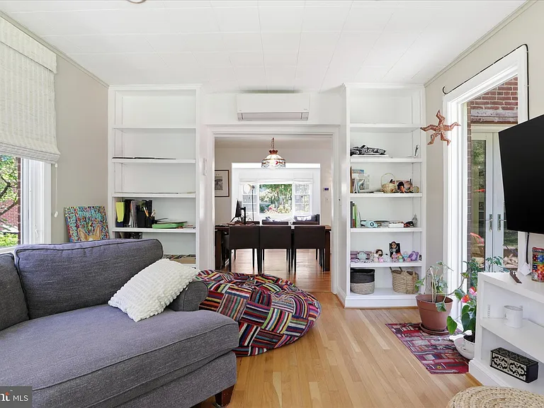 3221 Coquelin Ter — Photo 9