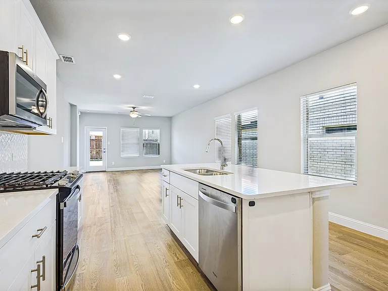 801 McKenna Dr — Photo 8