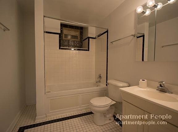 4th image of 3706 N Sheffield Ave APT Gdn
