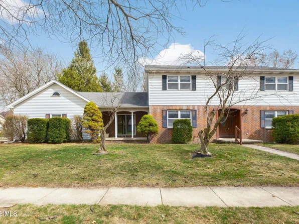 734 McKinley Dr, Bowling Green, OH 43402