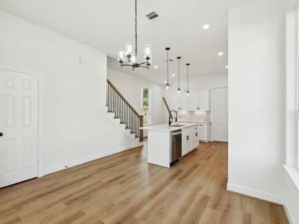418 Delaware St Room view 2