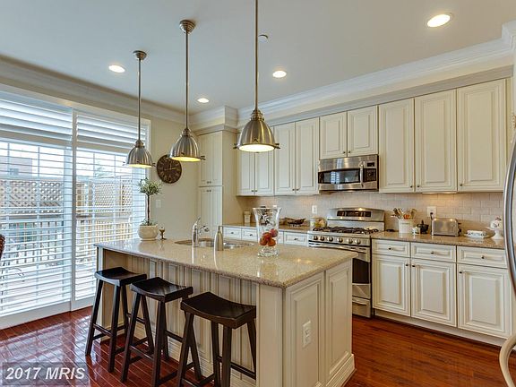 5th image of 3913 Madison Mews