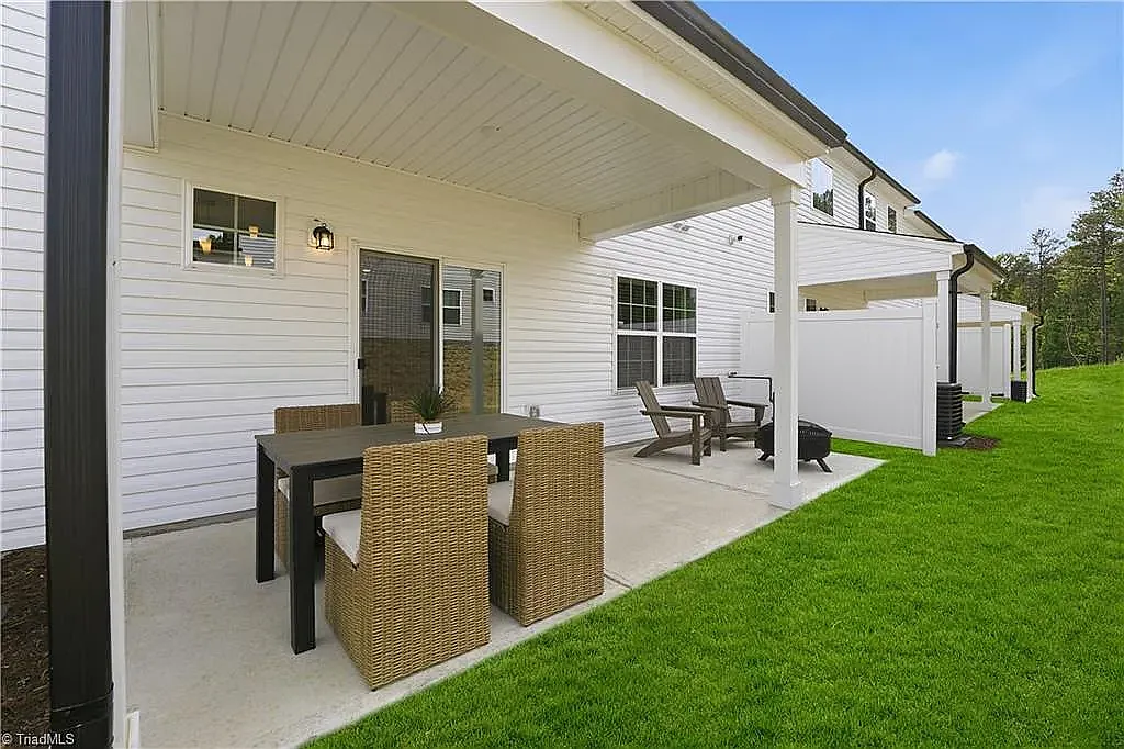 4 bed, 2.5 bath, 2504 sqft, $2,750 — Photo 3