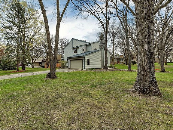 5th image of 2022 Hillcrest Dr