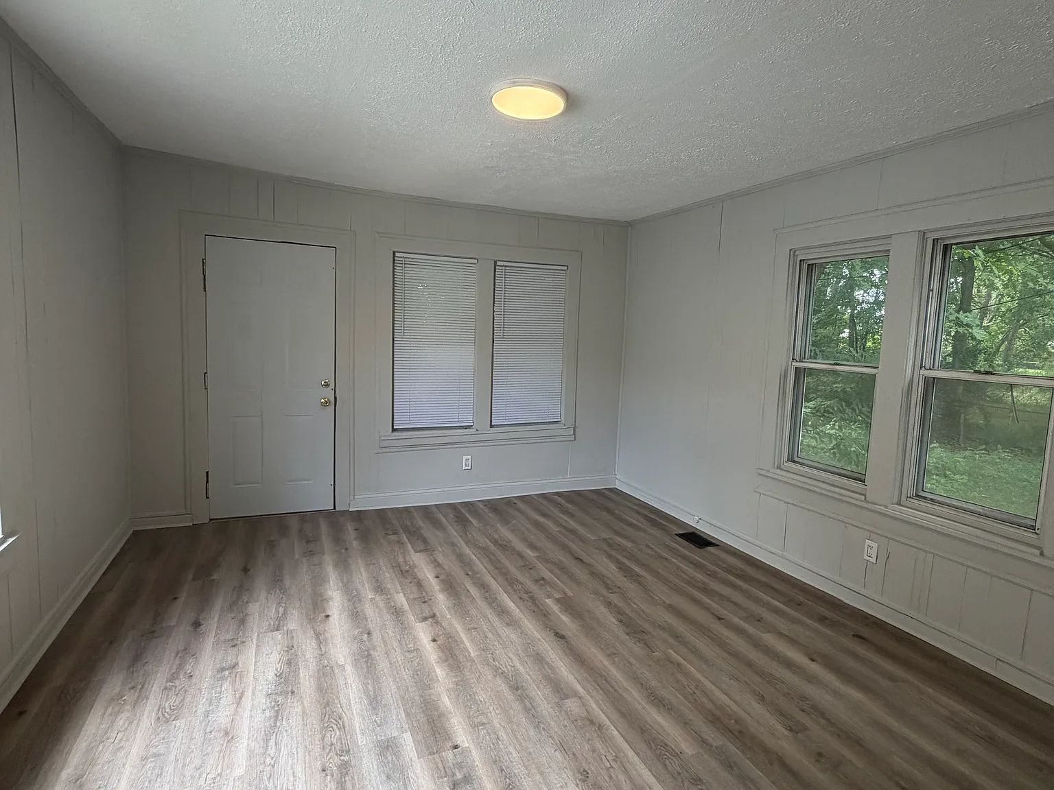 3224 Kirby Ave — Photo 3