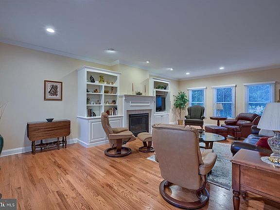3rd image of 341 Yorkshire Dr