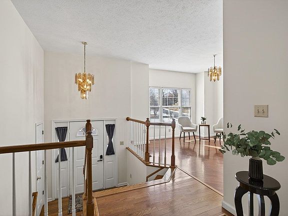 5th image of 104 S Persimmon St