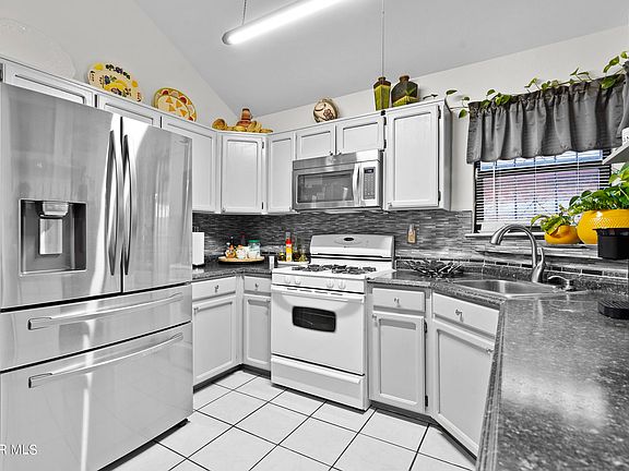 3rd image of 1921 Lyman Dutton Cir