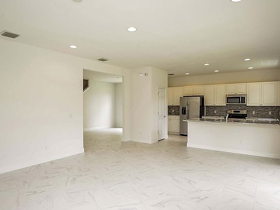 4th image of 1519 NW Cataluna Cir
