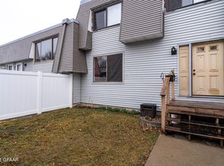 908 N 39th St, Grand Forks, ND 58203