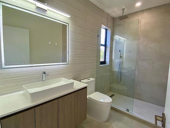 5th image of 311 SW 10th St #311