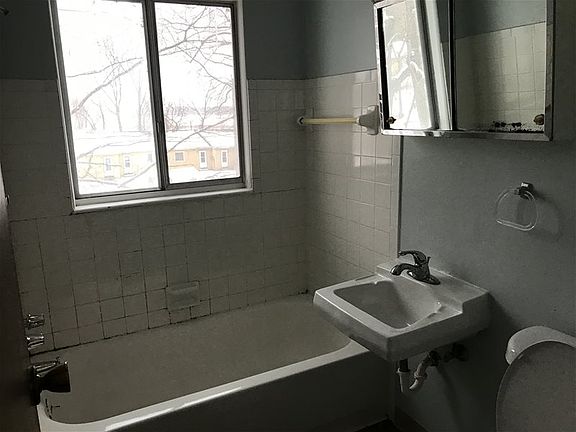 5th image of 1633 Pennoyer Ave