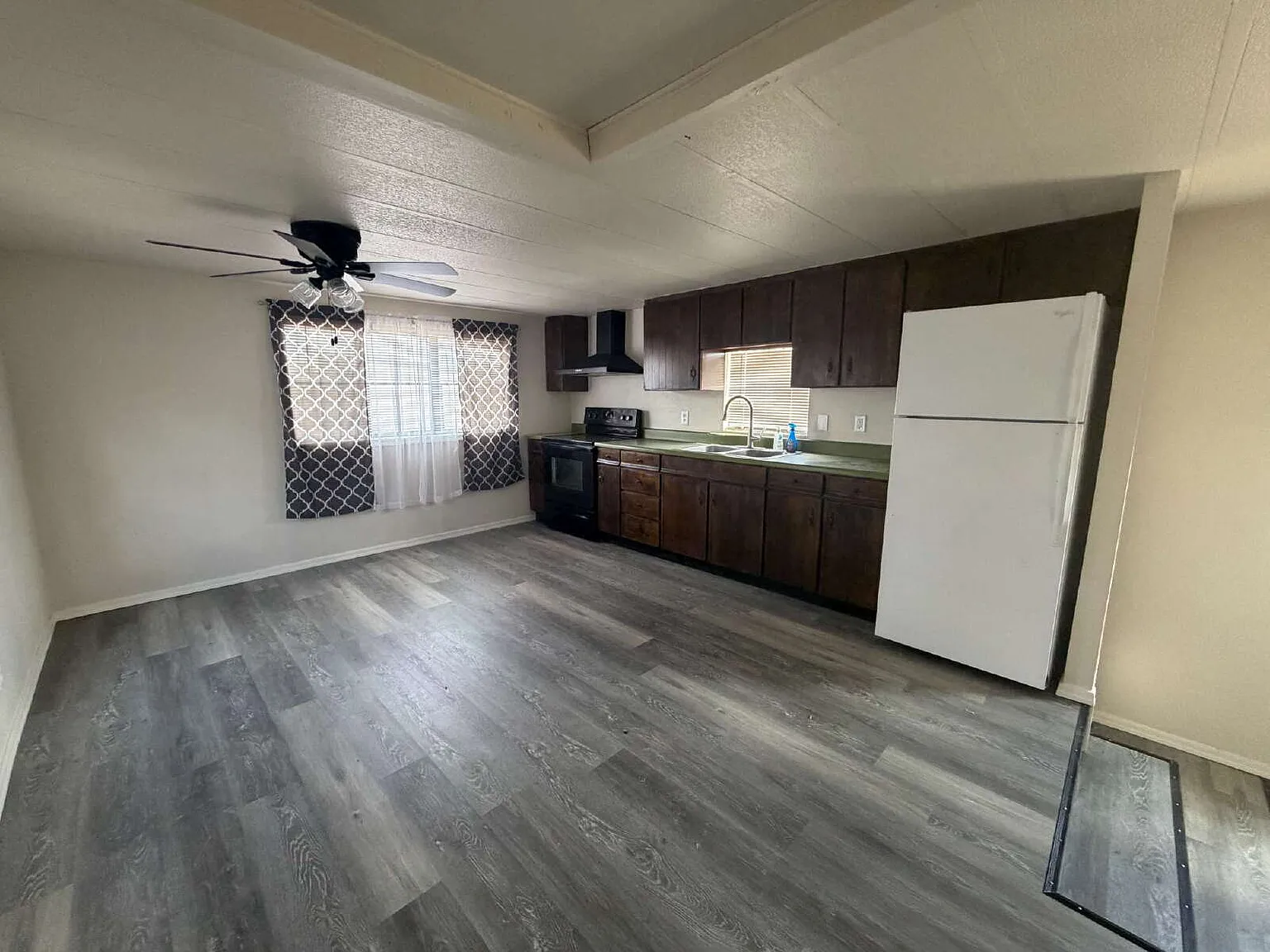 3 bed, 2.0 bath, 1078 sqft, $2,000 — Photo 2