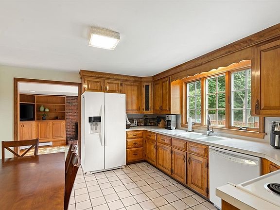 4th image of 159 McKay St