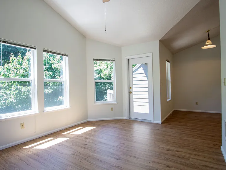 245 SW Hooker St #7 — Photo 6
