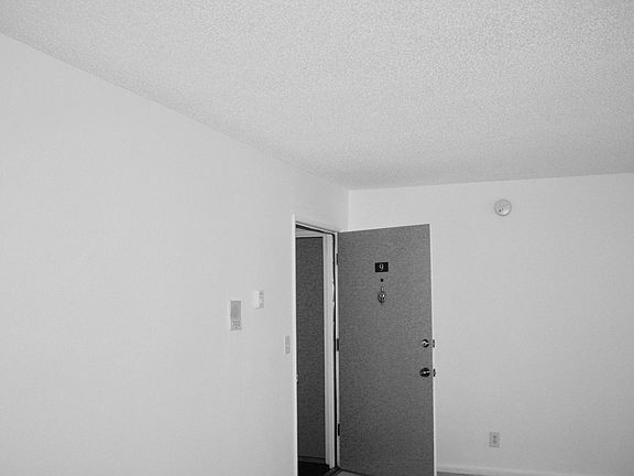 3rd image of 908 Granville Ave APT 9