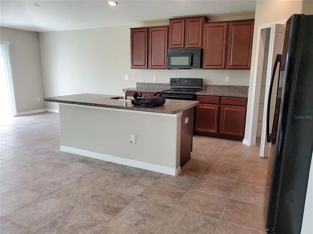 4 bed, 2.0 bath, 1936 sqft, $2,425 — Photo 4