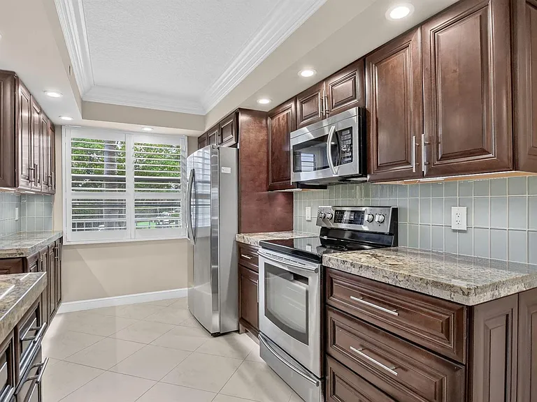 6061 Balboa Cir #206 — Photo 8