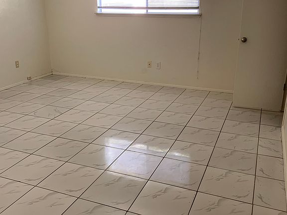 5th image of 2210 Woodglen Dr