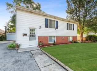 311 Oakwood Rd, Vernon Hills, IL 60061