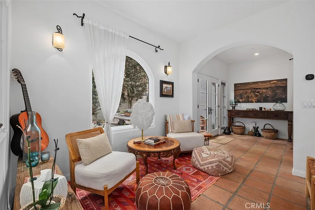 2 bed, 1.0 bath, 827 sqft, $5,500 — Photo 4