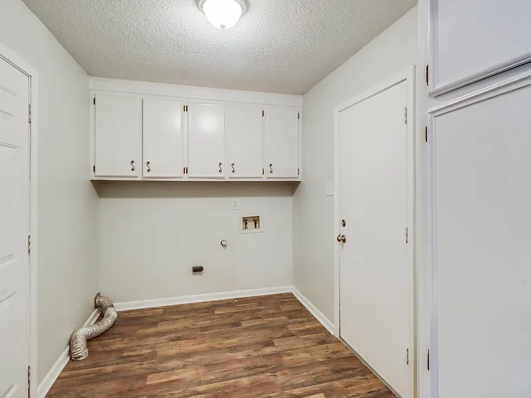 327 Dianne Dr — Photo 16