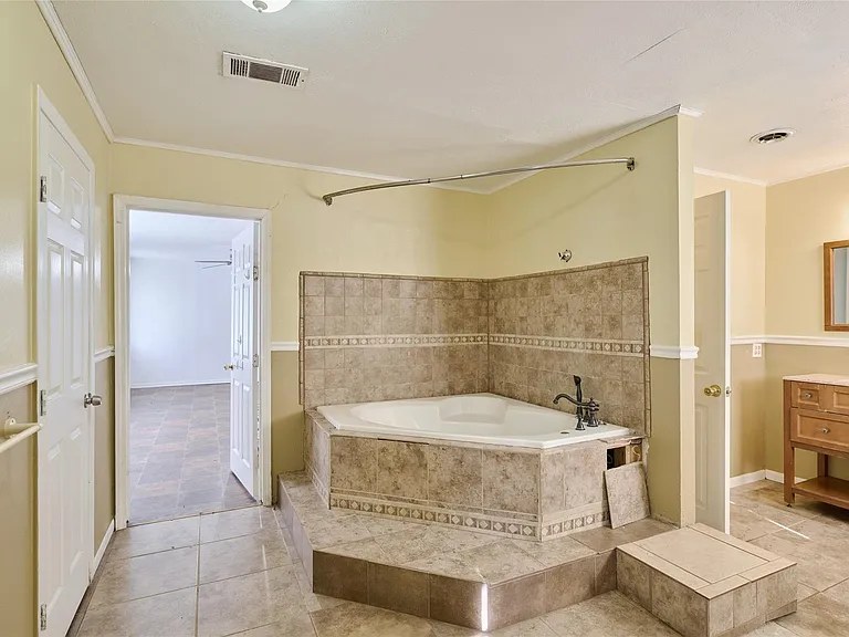 203 Paul Knox St — Photo 9