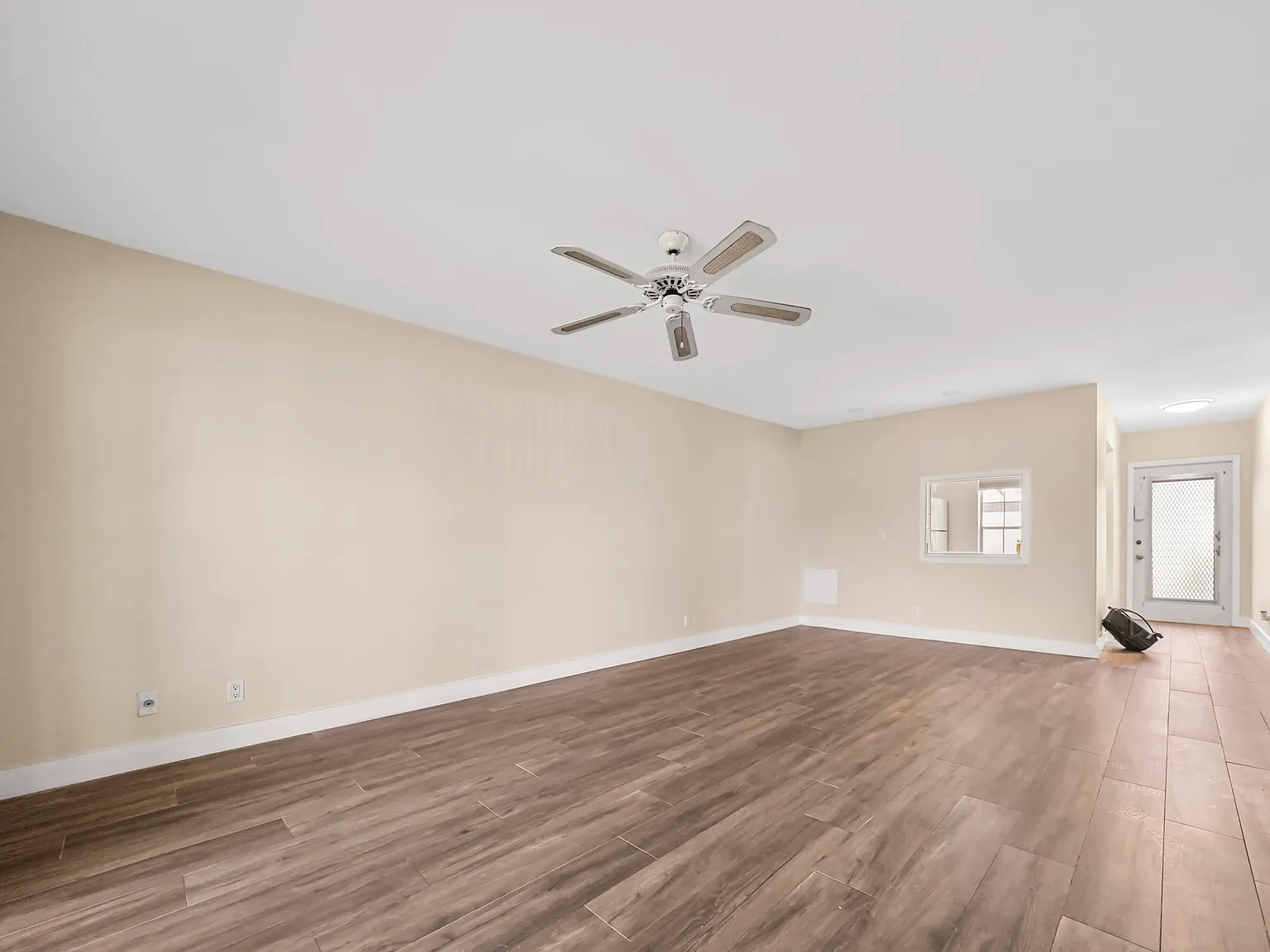 2 bed, 2.0 bath, 941 sqft, $2,050 — Photo 2