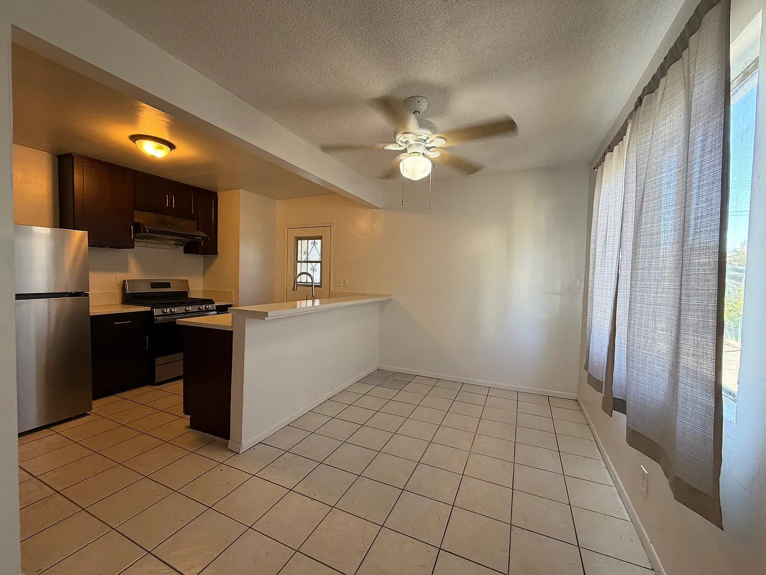 2 bed, 948 sqft, $2,200 — Photo 3