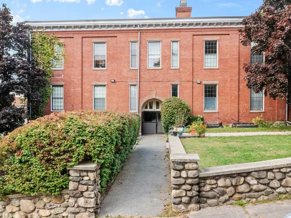 40 School St APT 10, Haverhill, MA 01830
