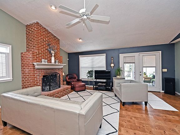 4th image of 590 Rentz Pl