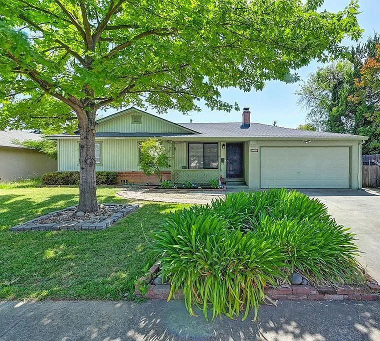 2240 Maxine Way photo 1