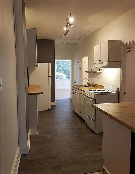 732 E Henry St — Photo 6