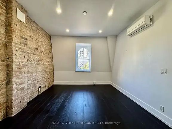 3rd image of 173 Carlton St #3