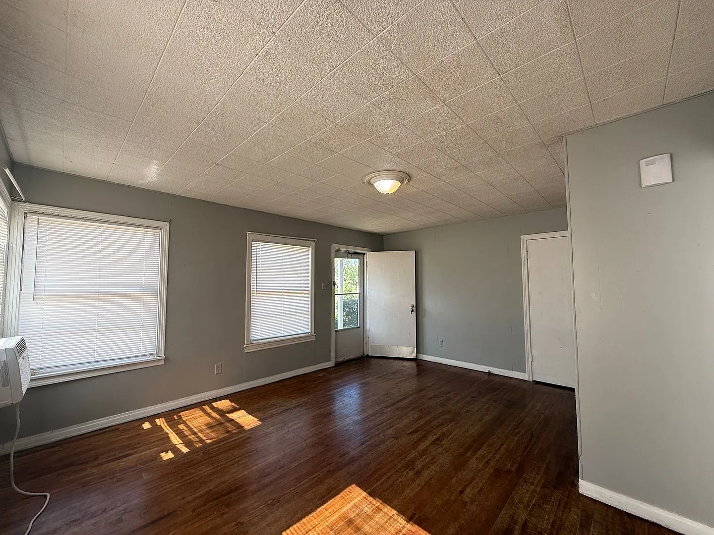 Cute, Affordable 2 Bedroom 1 Bath House Available Now! — Photo 4