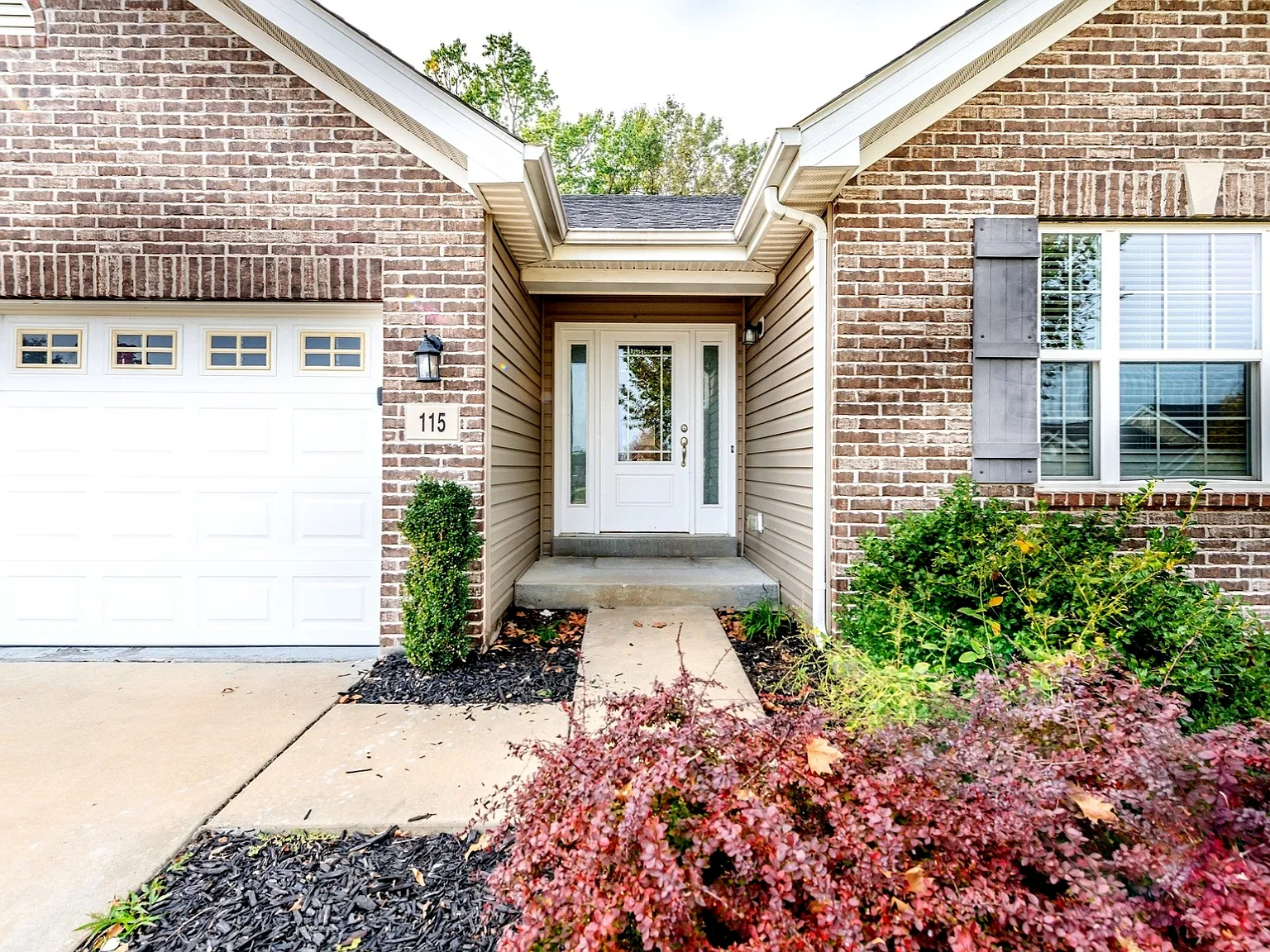 3 bed, 1360 sqft, $2,395 — Photo 3