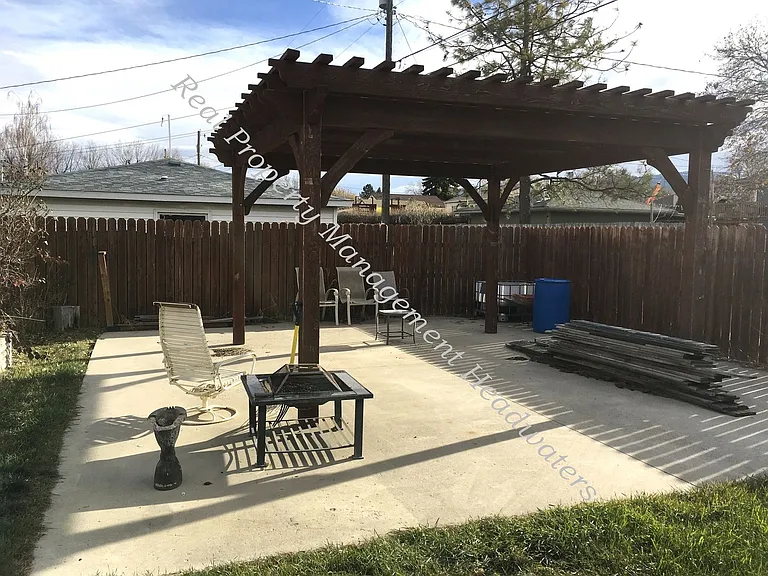 1311 Peosta Ave — Photo 18