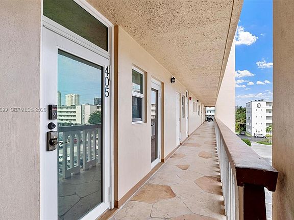 4th image of 609 NE 14th Ave APT 405