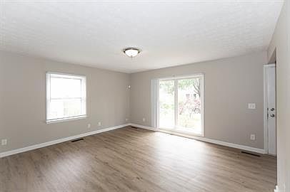 3rd image of 4776 Hillcrest St S