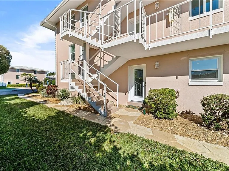 1910 Gulf Shore Blvd N #107 — Photo 28