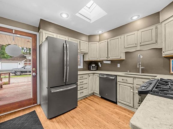 5th image of 7456 N River Rd
