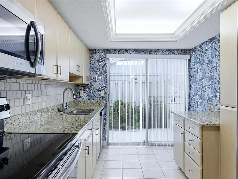 6283 Green View Cir #102 — Photo 3
