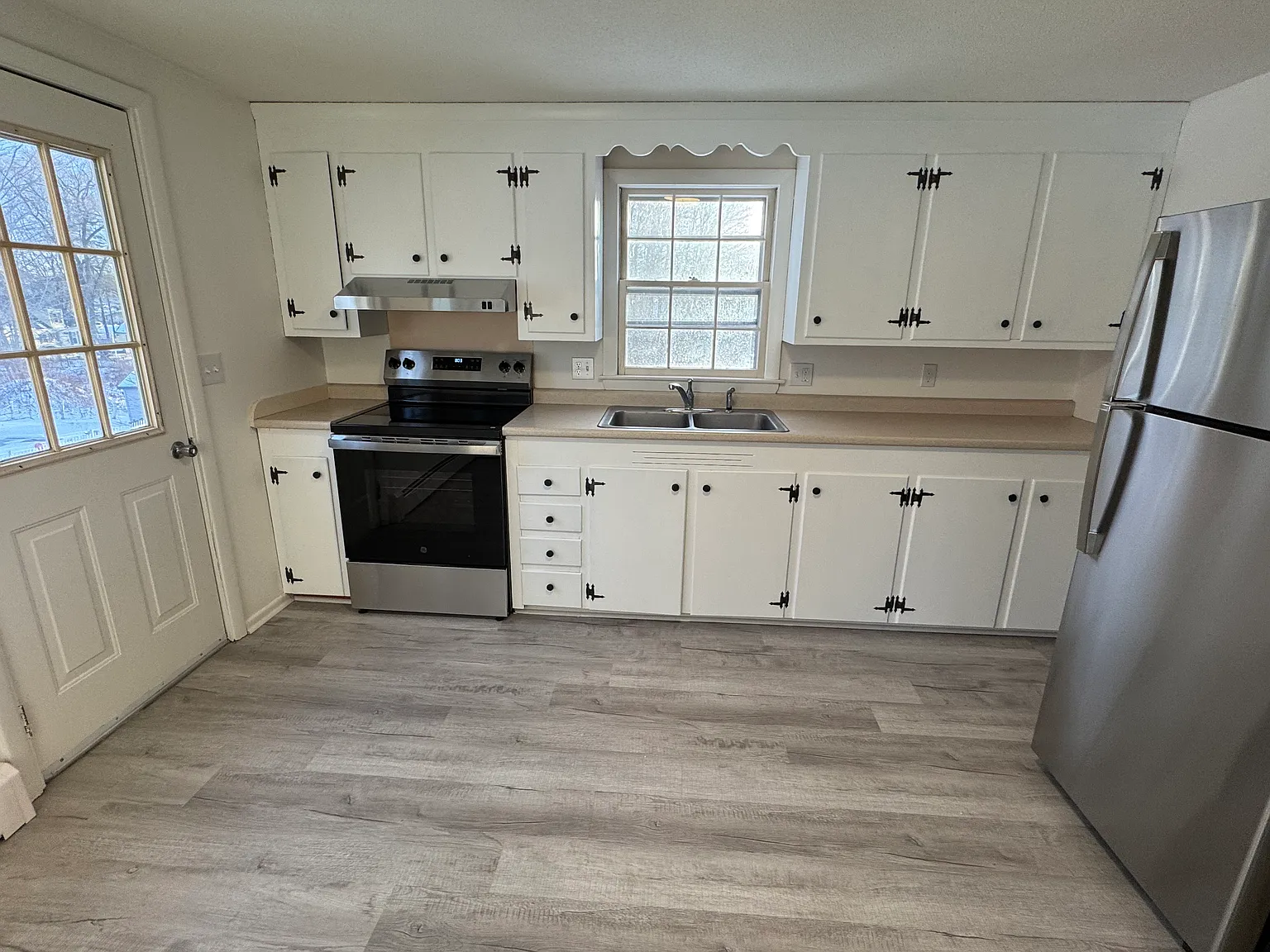 2 bed, 900 sqft, $2,100 — Photo 2