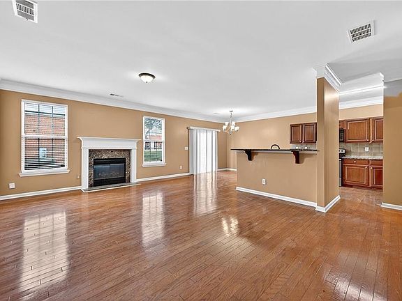 3rd image of 212 Bellecliff Ct
