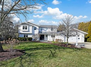 10 Chatham Ln, Oak Brook, IL 60523