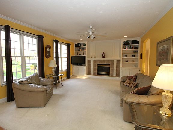 Lge Fam Rm overlooks bkyard