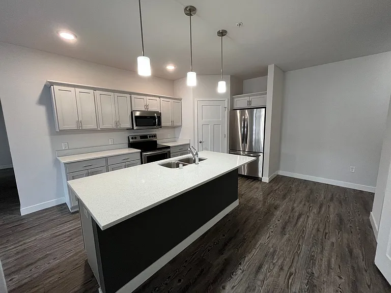Cottage Grove Commons: Gaston — Photo 91
